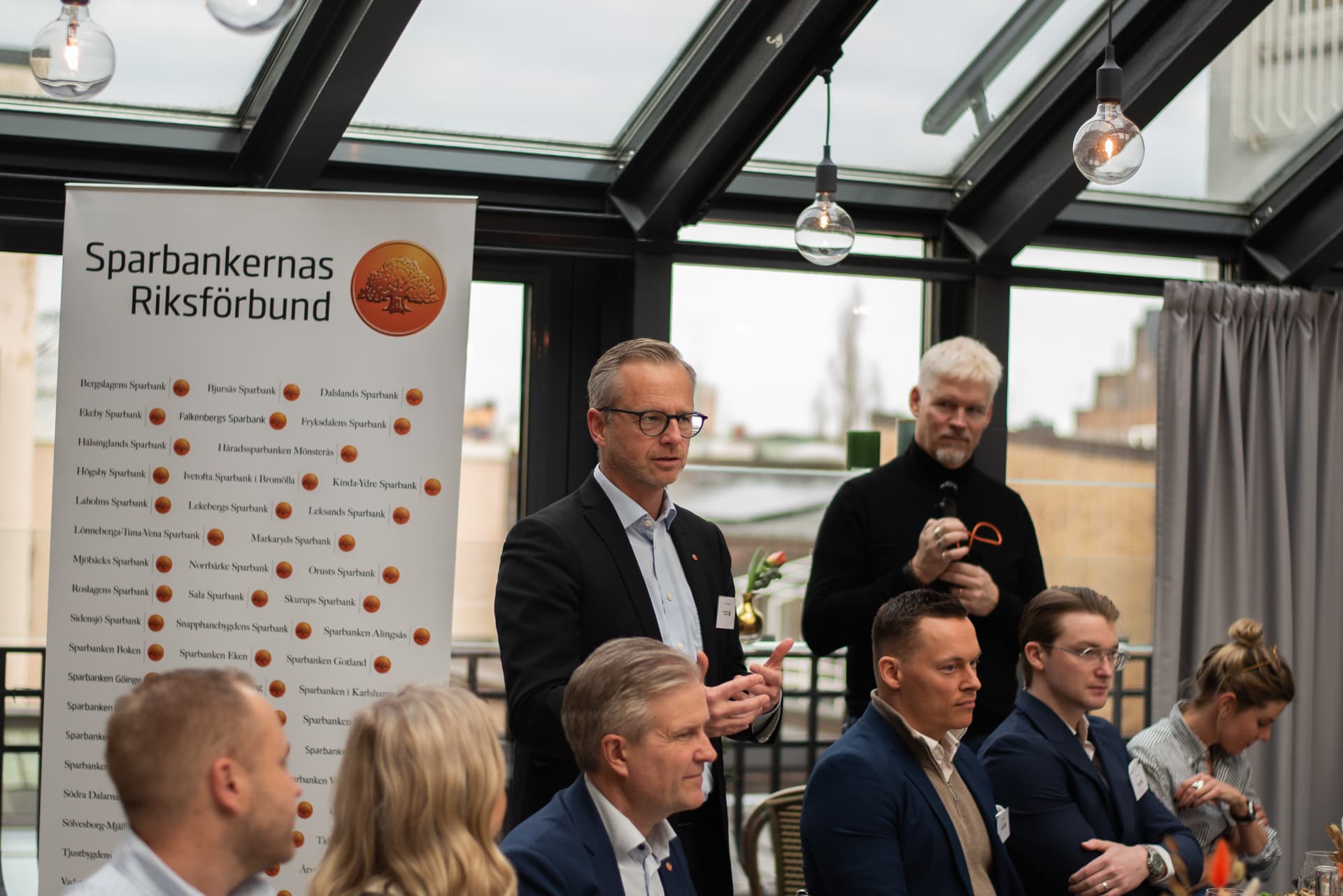 Publik lyssnar under lunchen hos Sparbankernas Riksförbund