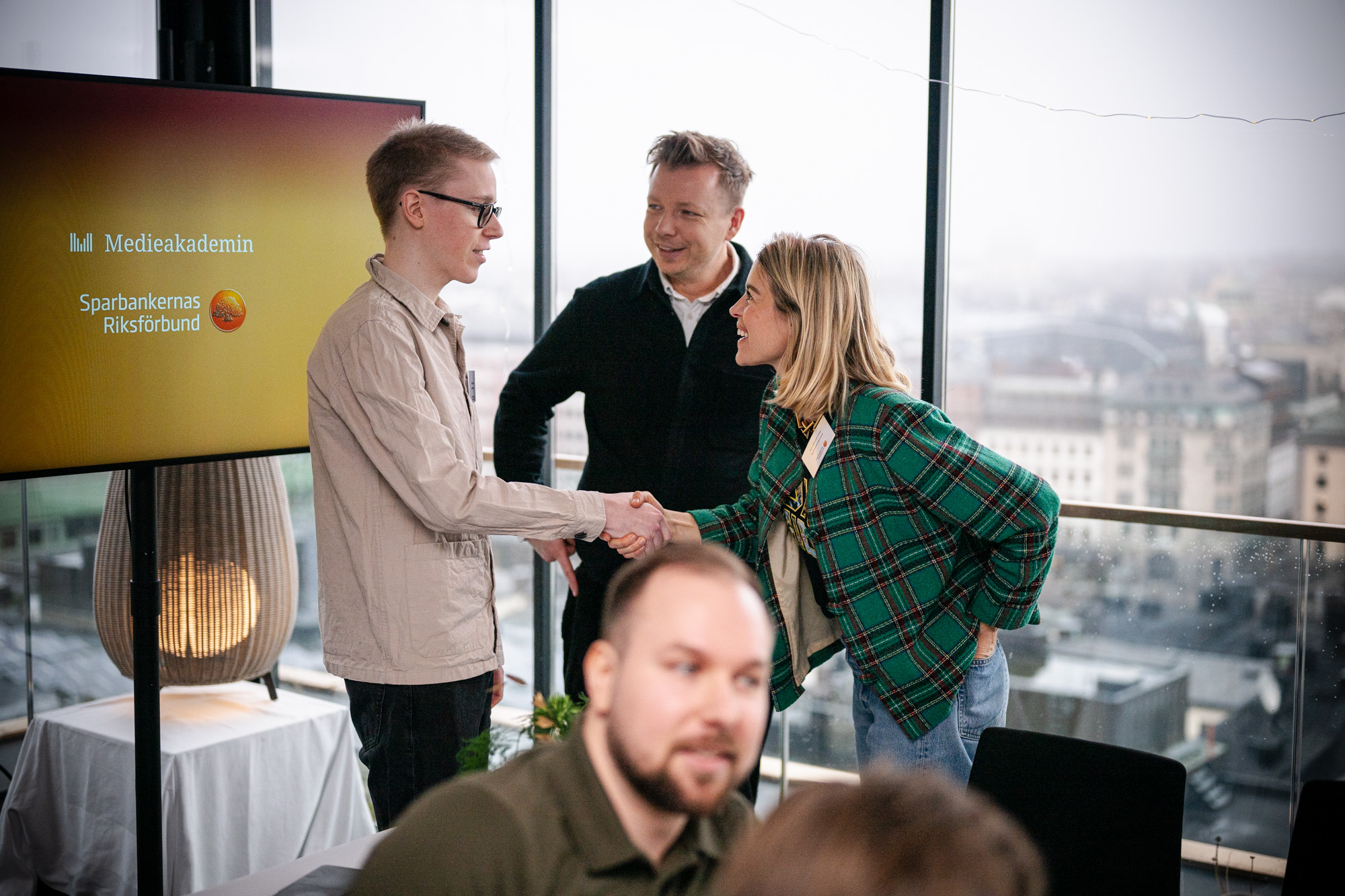 Gäster nätverkar under lunchen i glashuset